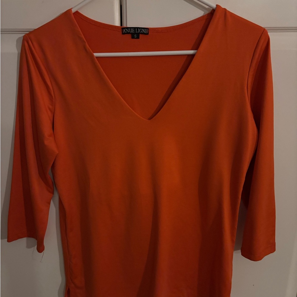 A’NUE LIGNE  Orange v neck tee shirt.‎  Stretchy size small. 3/4 sleeves.